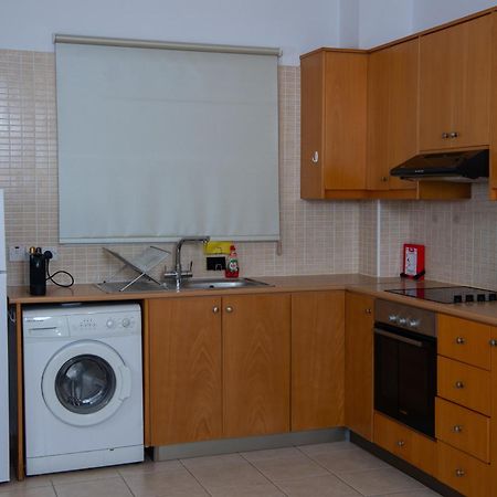 Path Latchi Beachfront Apartments מראה חיצוני תמונה