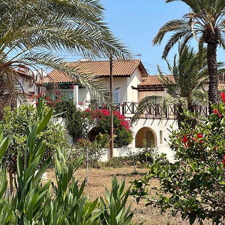 Path Latchi Beachfront Apartments מראה חיצוני תמונה
