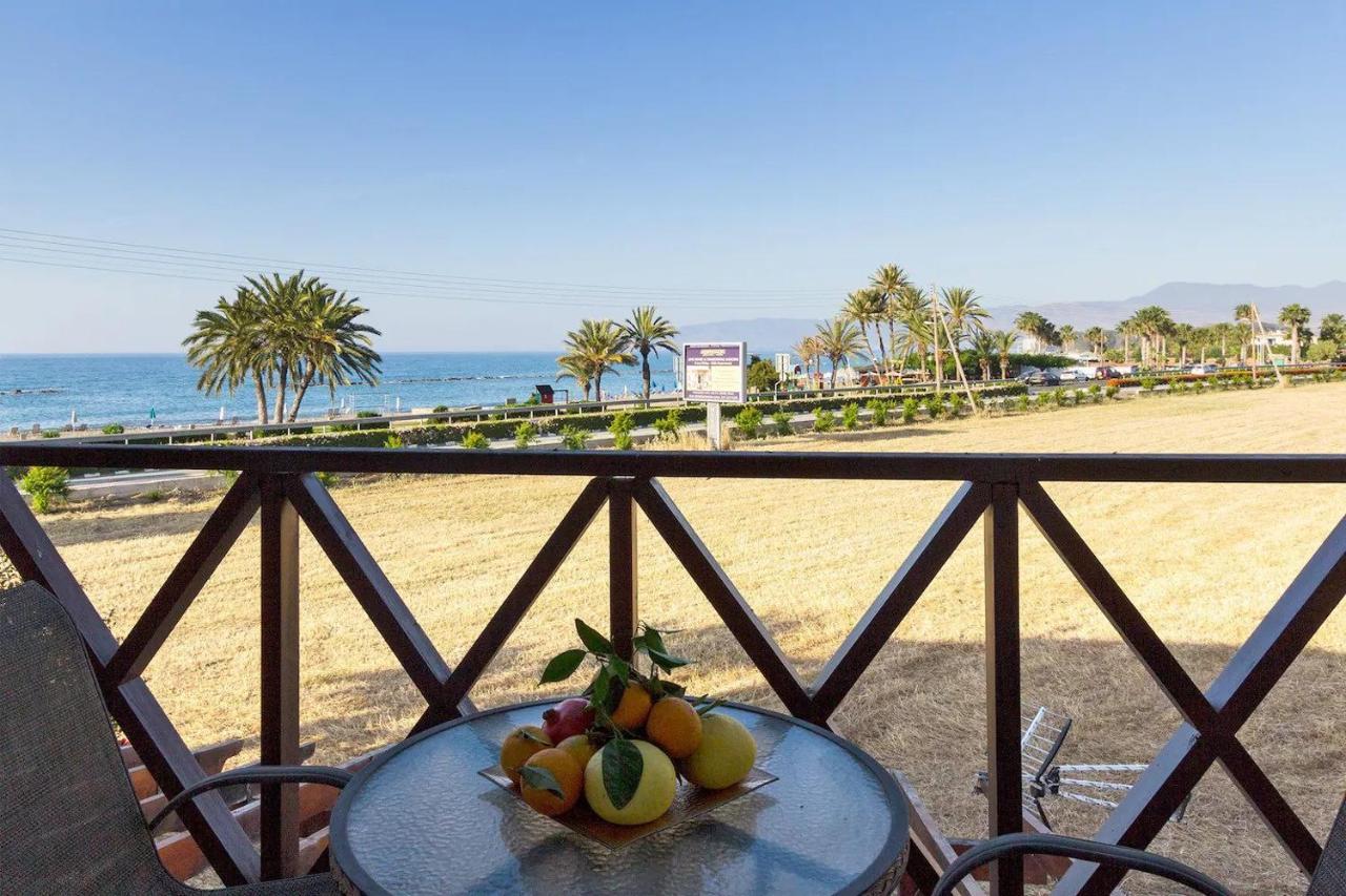 Path Latchi Beachfront Apartments מראה חיצוני תמונה