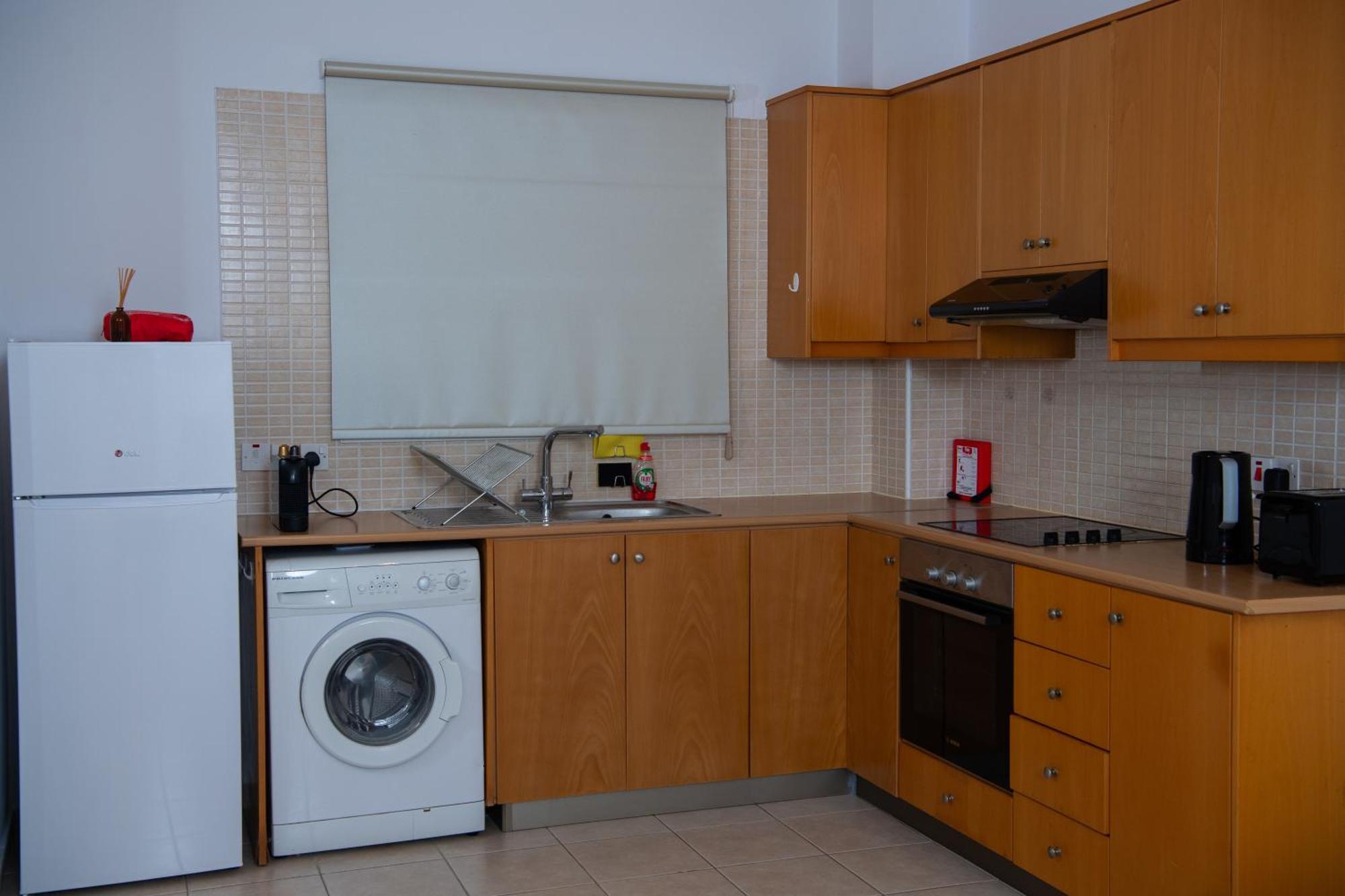 Path Latchi Beachfront Apartments מראה חיצוני תמונה