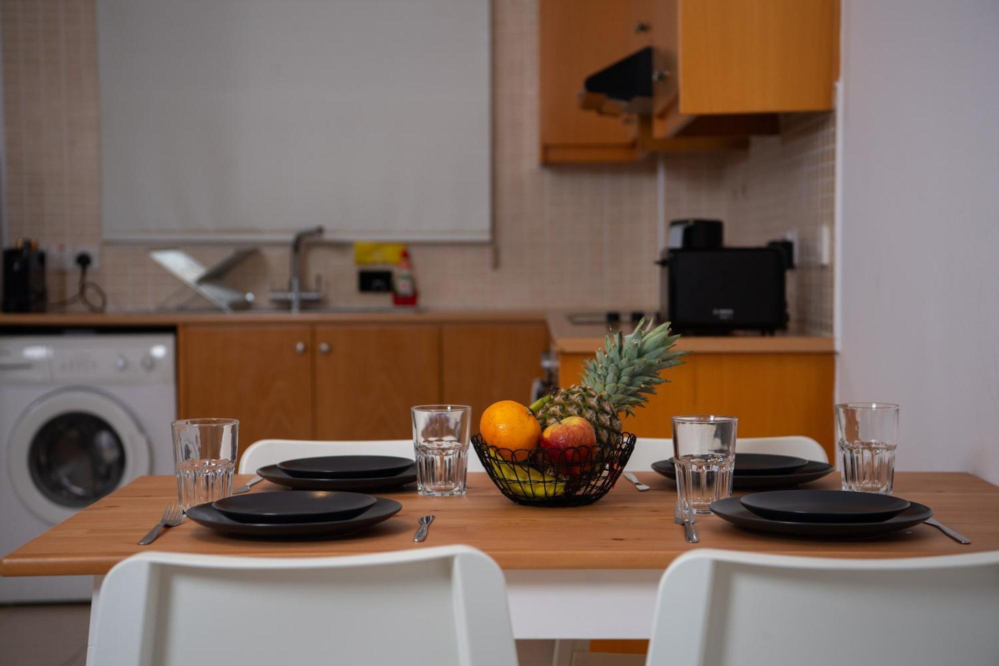 Path Latchi Beachfront Apartments מראה חיצוני תמונה