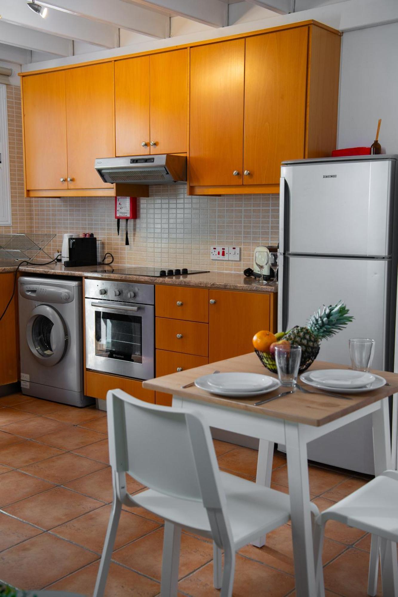 Path Latchi Beachfront Apartments מראה חיצוני תמונה