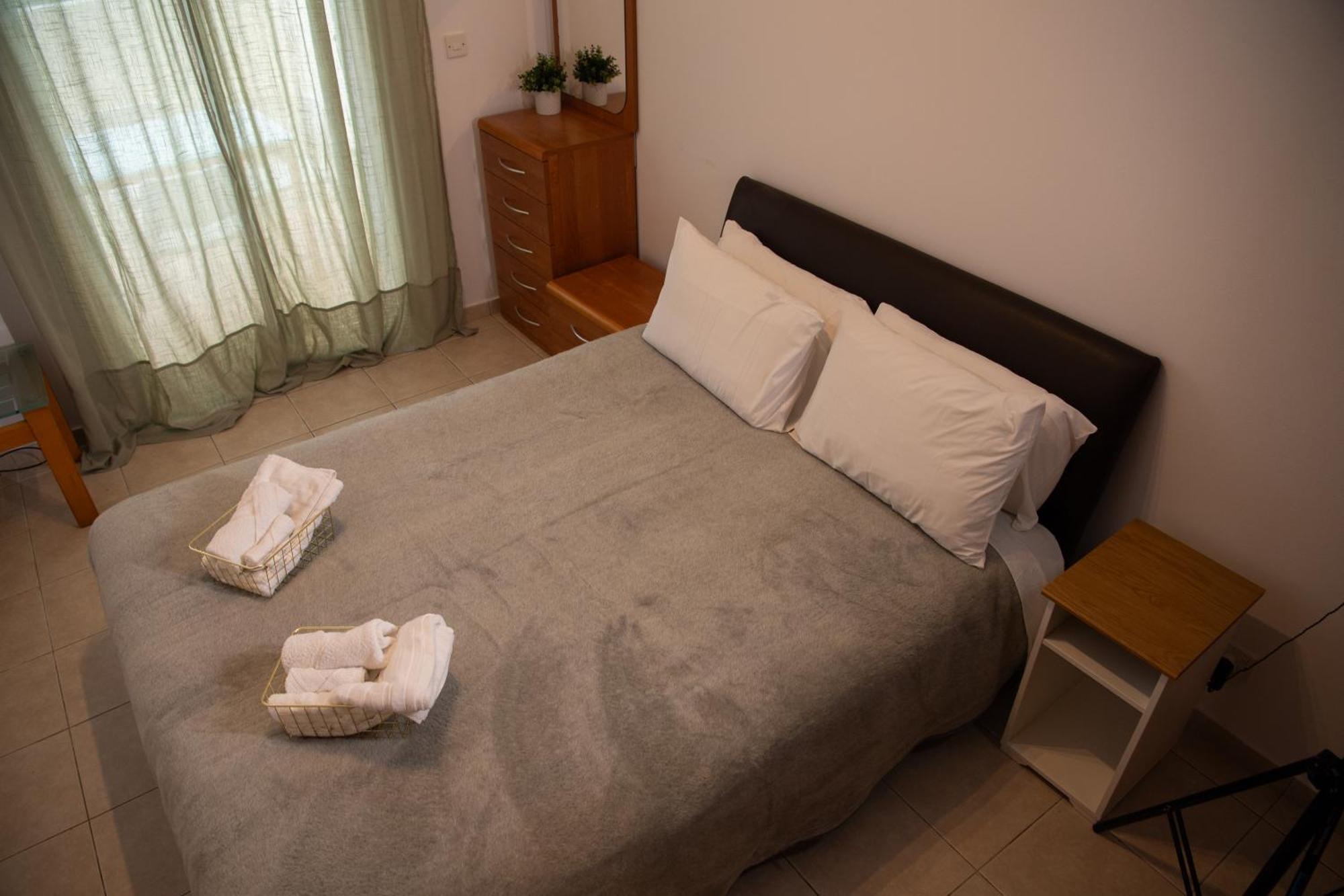 Path Latchi Beachfront Apartments מראה חיצוני תמונה