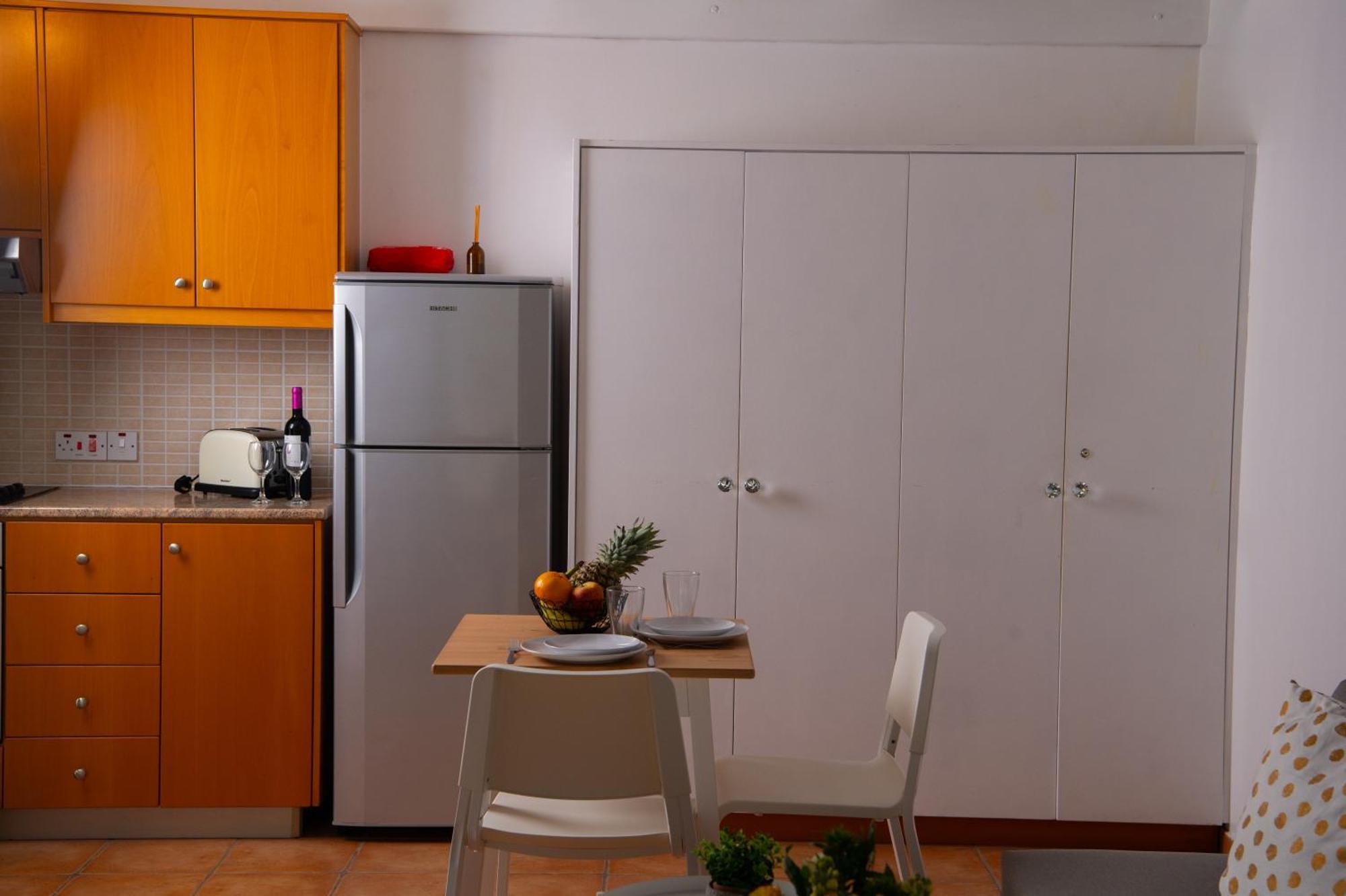 Path Latchi Beachfront Apartments מראה חיצוני תמונה