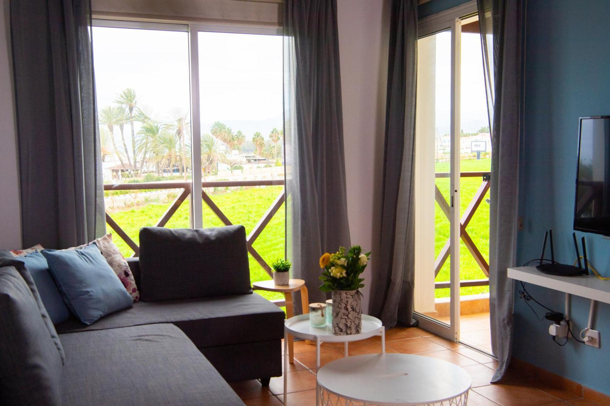 Path Latchi Beachfront Apartments מראה חיצוני תמונה