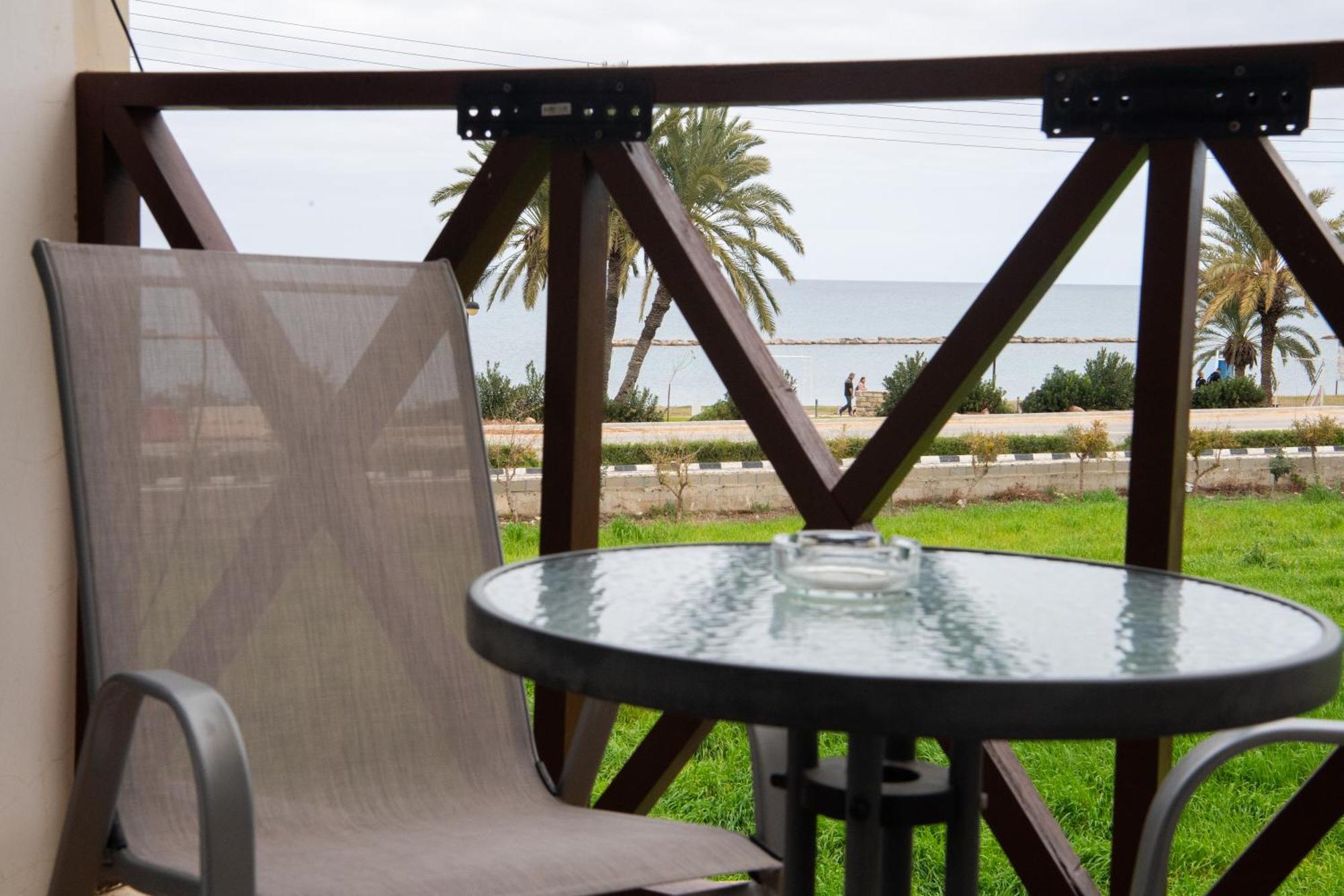Path Latchi Beachfront Apartments מראה חיצוני תמונה