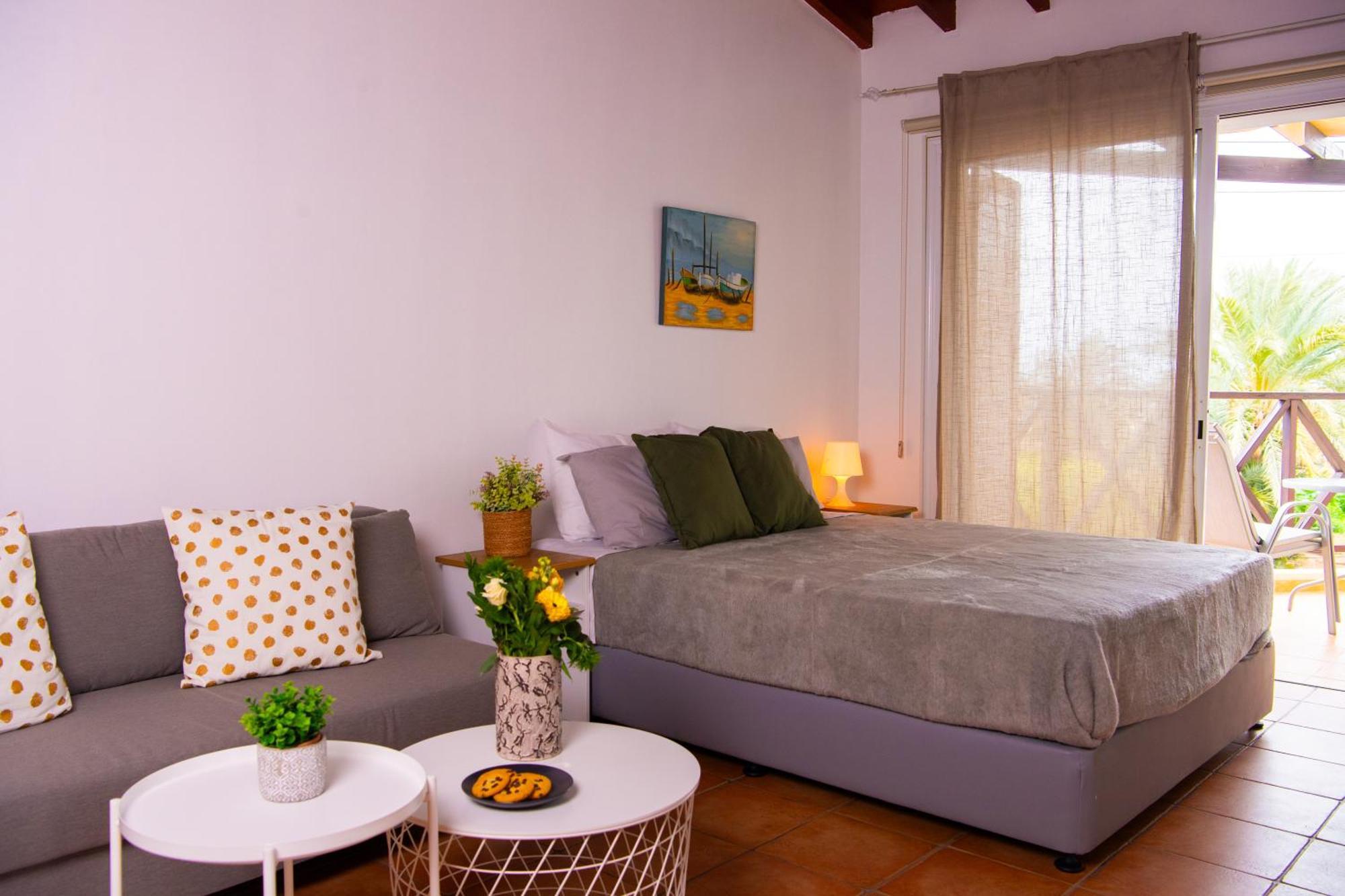 Path Latchi Beachfront Apartments מראה חיצוני תמונה