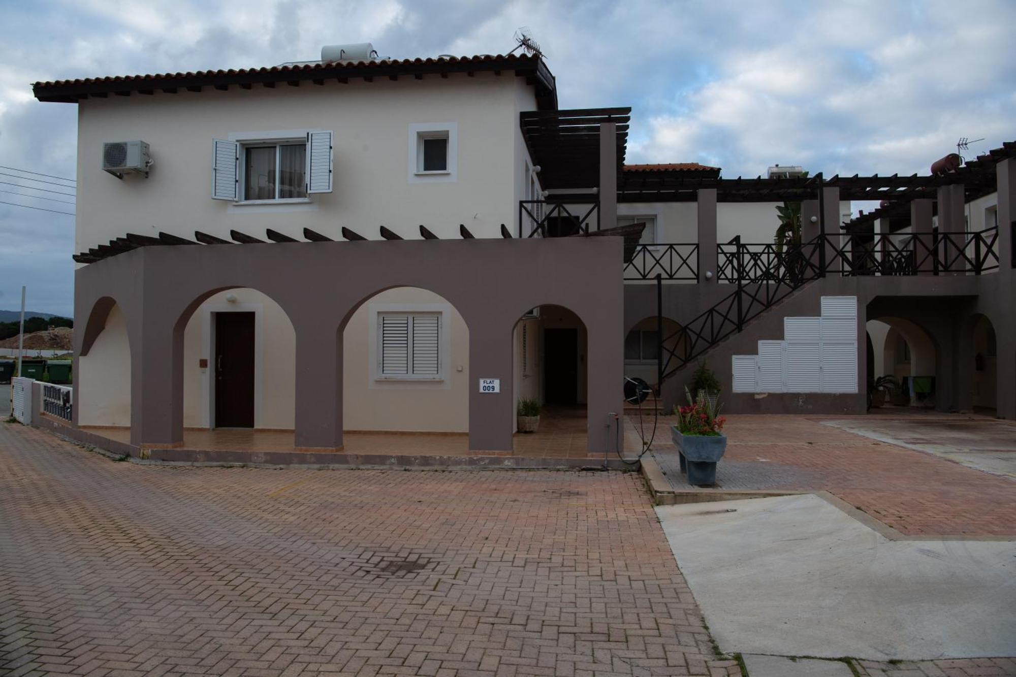 Path Latchi Beachfront Apartments מראה חיצוני תמונה