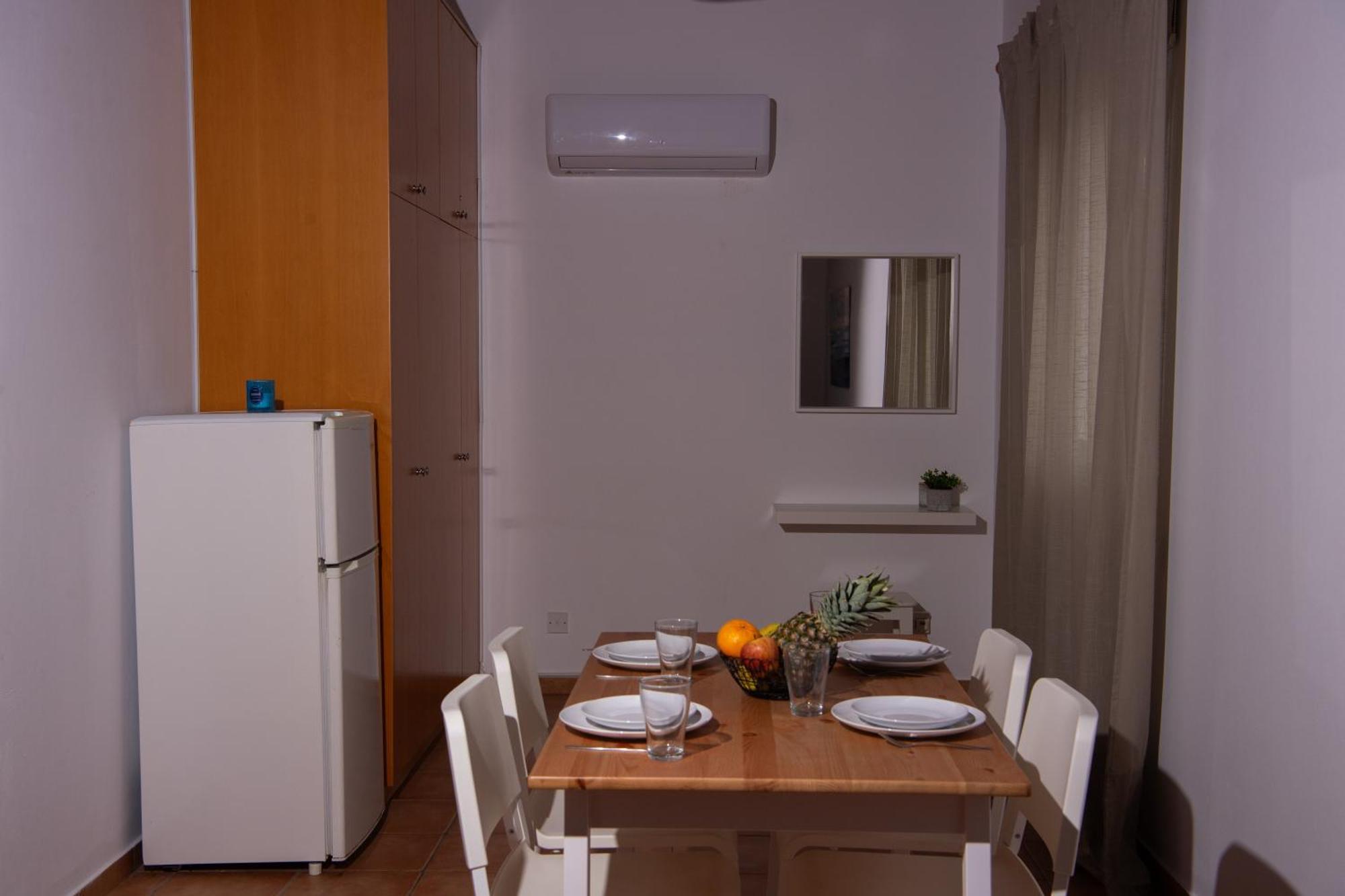 Path Latchi Beachfront Apartments מראה חיצוני תמונה
