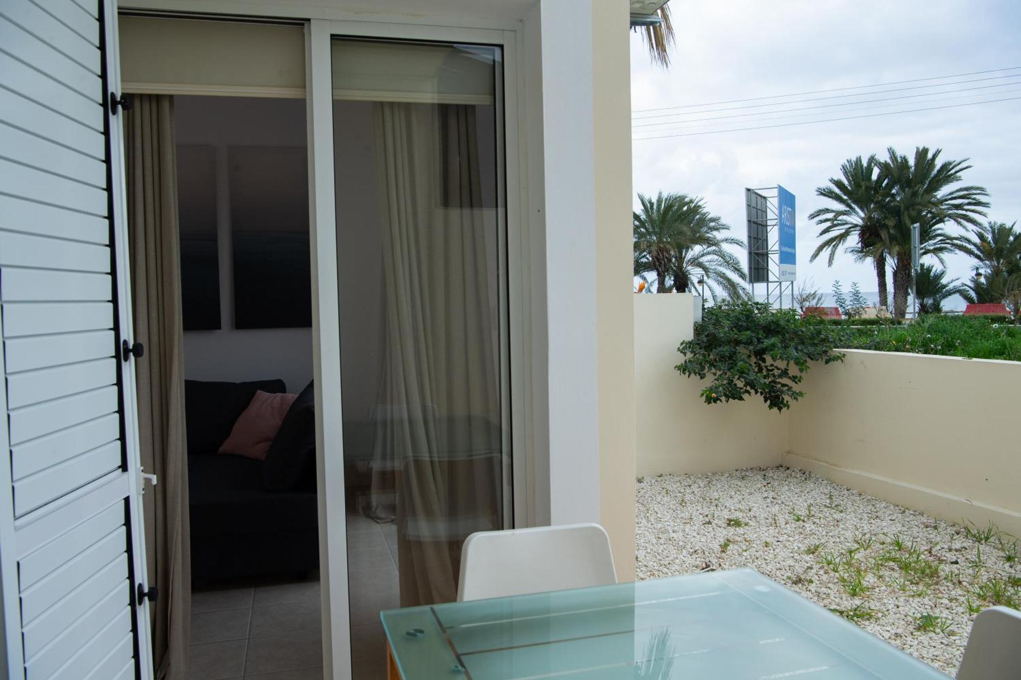 Path Latchi Beachfront Apartments מראה חיצוני תמונה