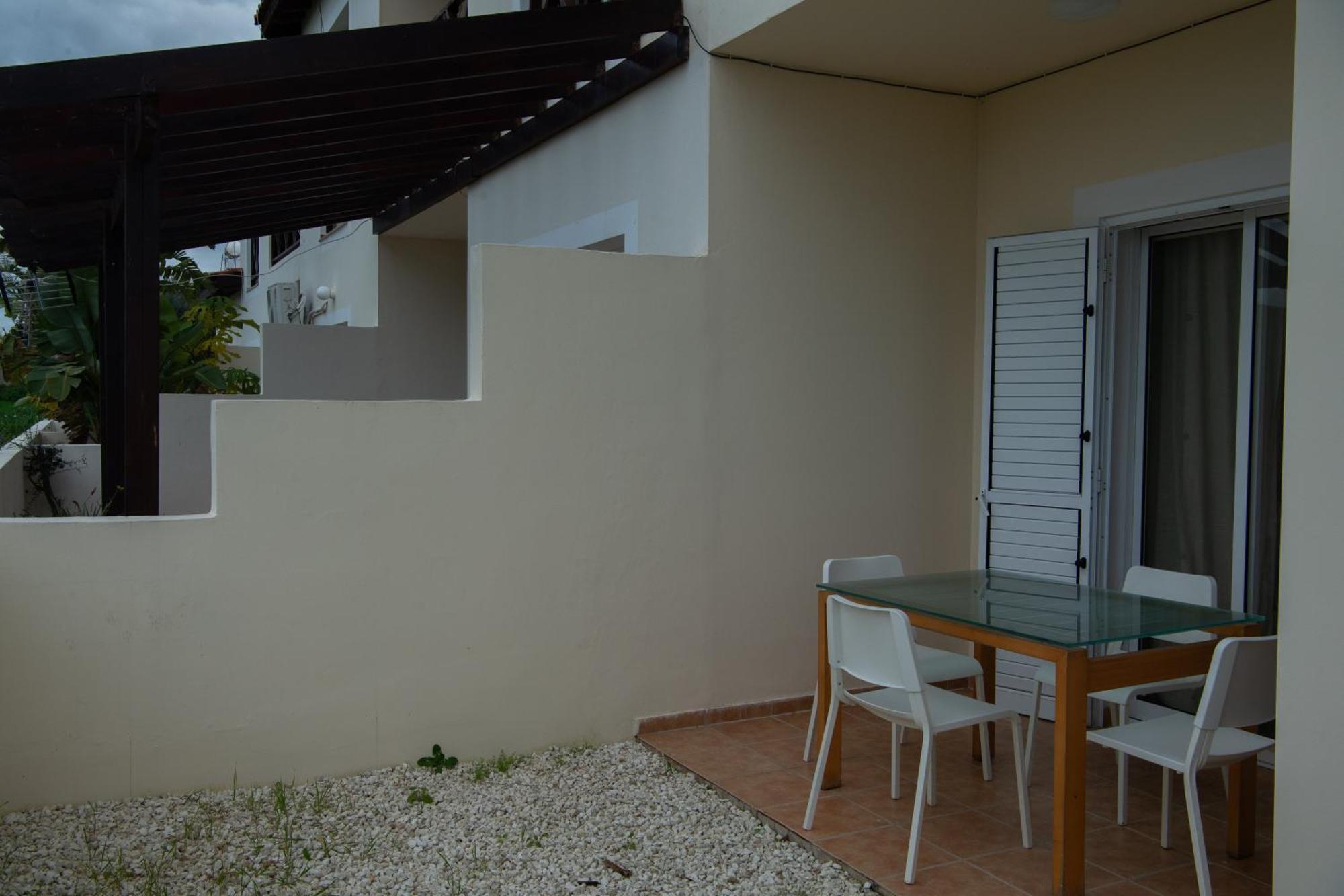 Path Latchi Beachfront Apartments מראה חיצוני תמונה