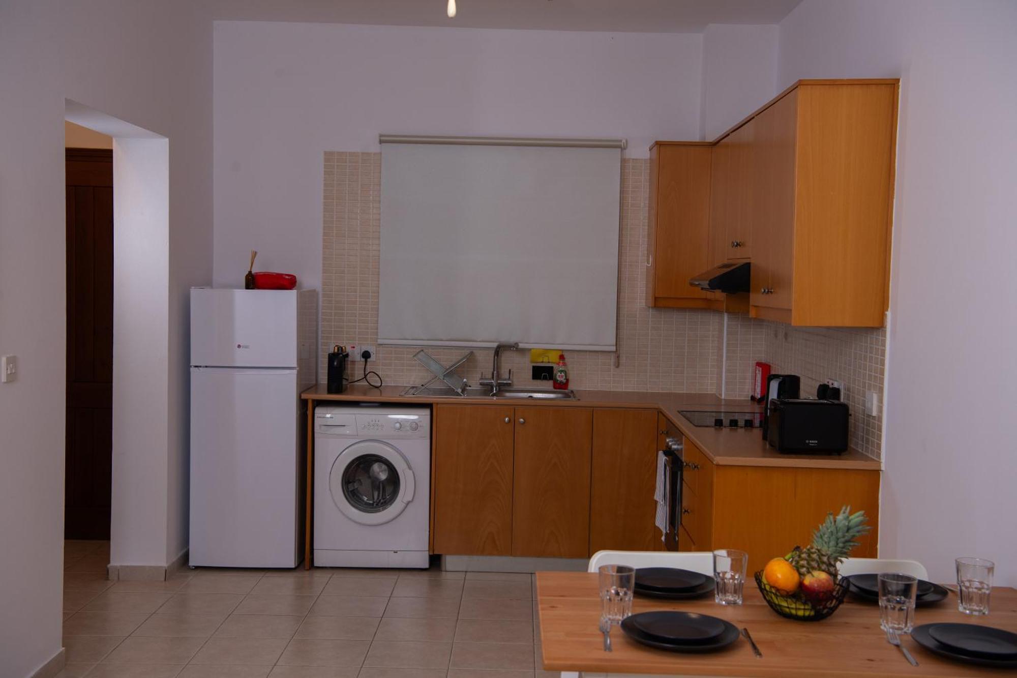 Path Latchi Beachfront Apartments מראה חיצוני תמונה