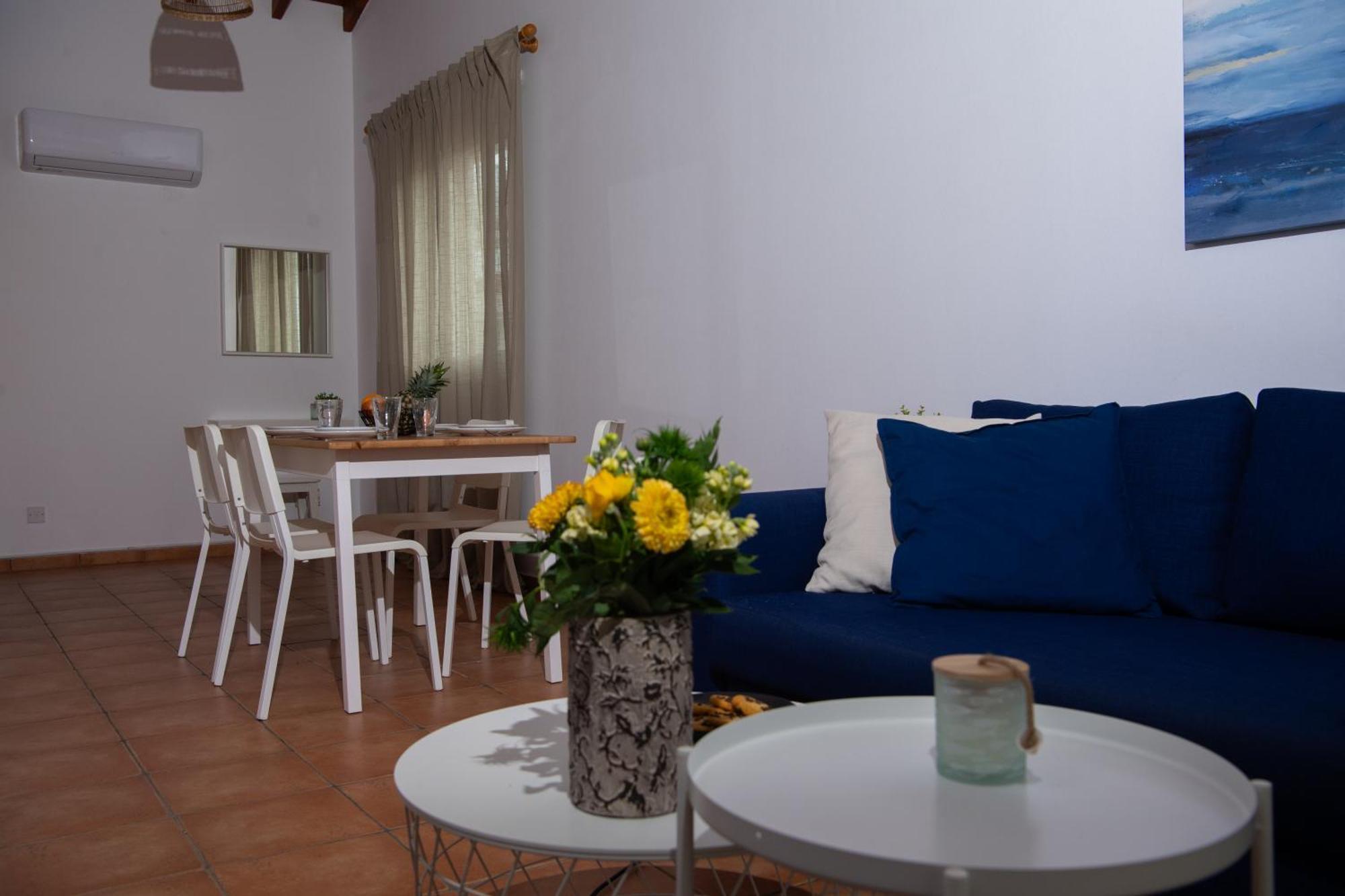 Path Latchi Beachfront Apartments מראה חיצוני תמונה