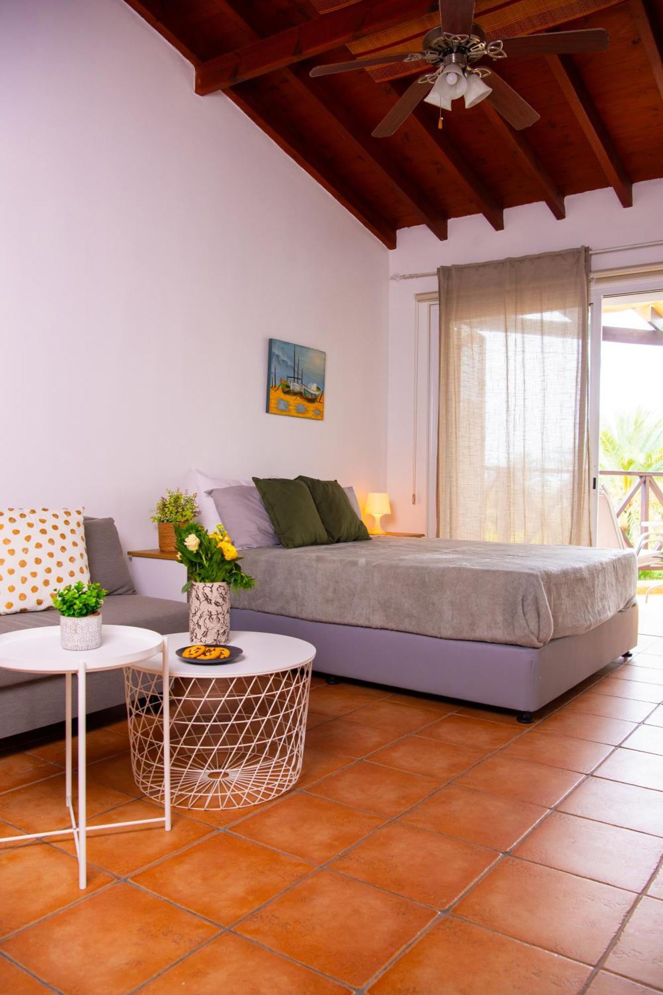 Path Latchi Beachfront Apartments מראה חיצוני תמונה
