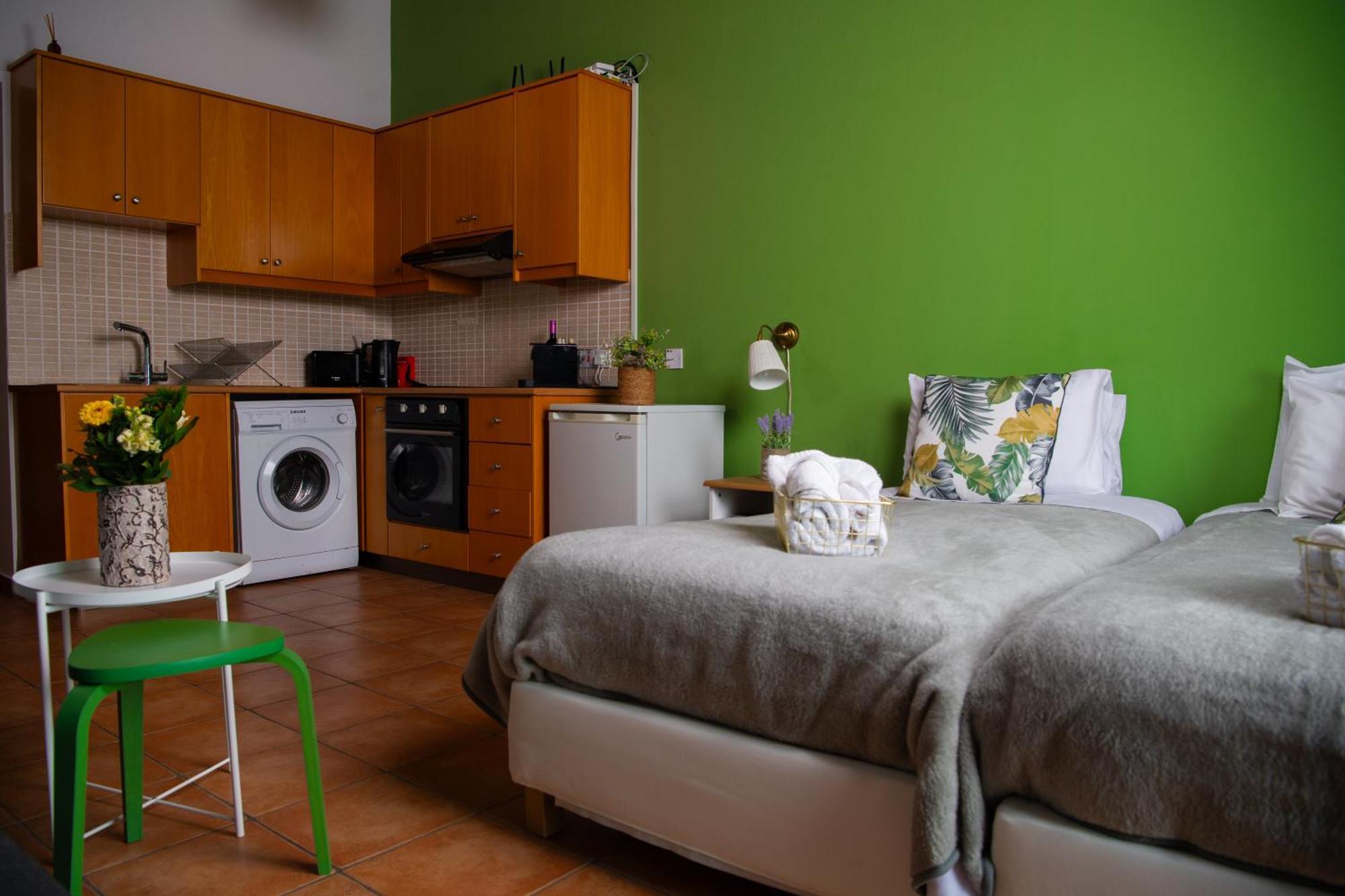 Path Latchi Beachfront Apartments מראה חיצוני תמונה