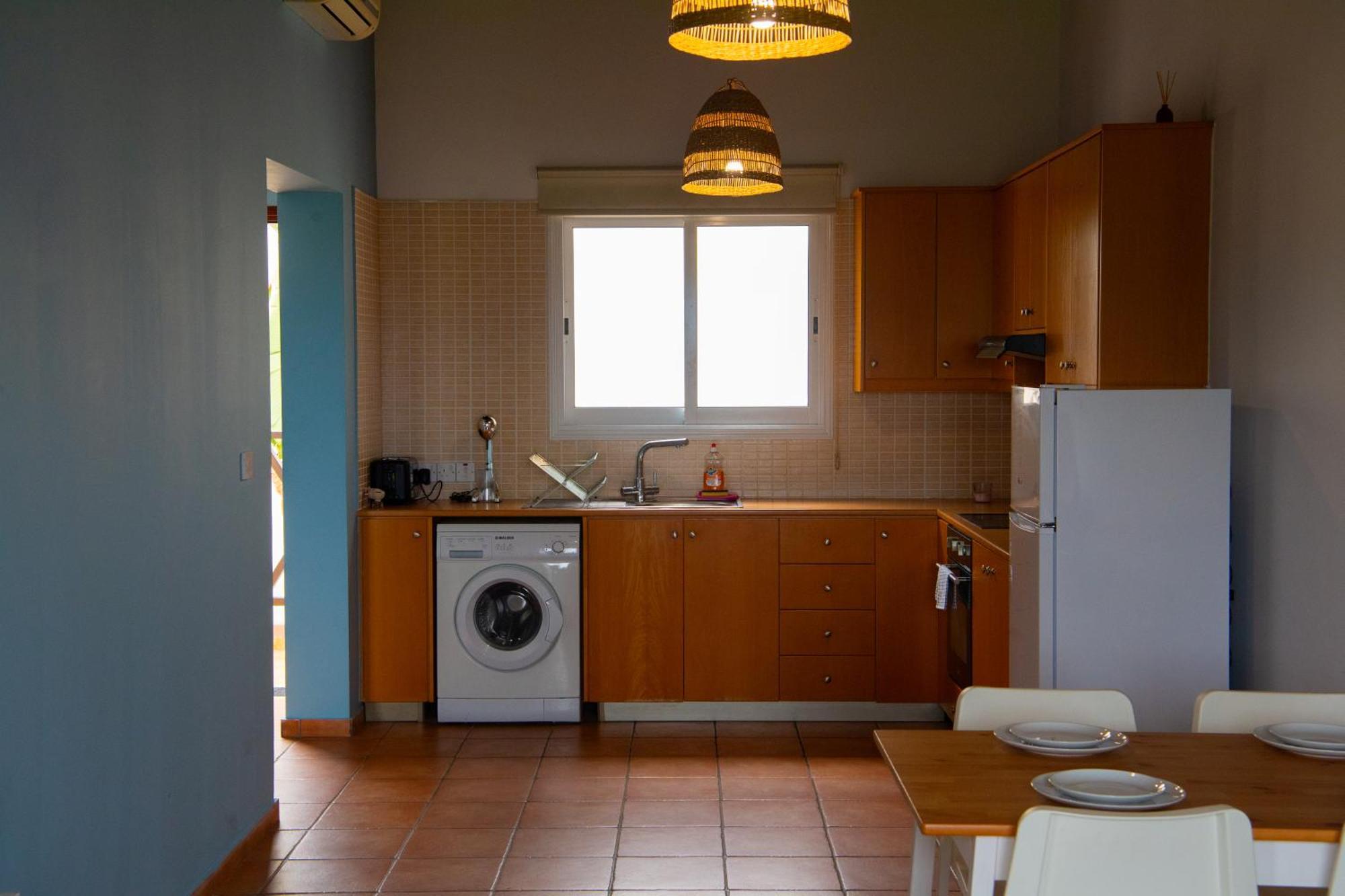 Path Latchi Beachfront Apartments מראה חיצוני תמונה