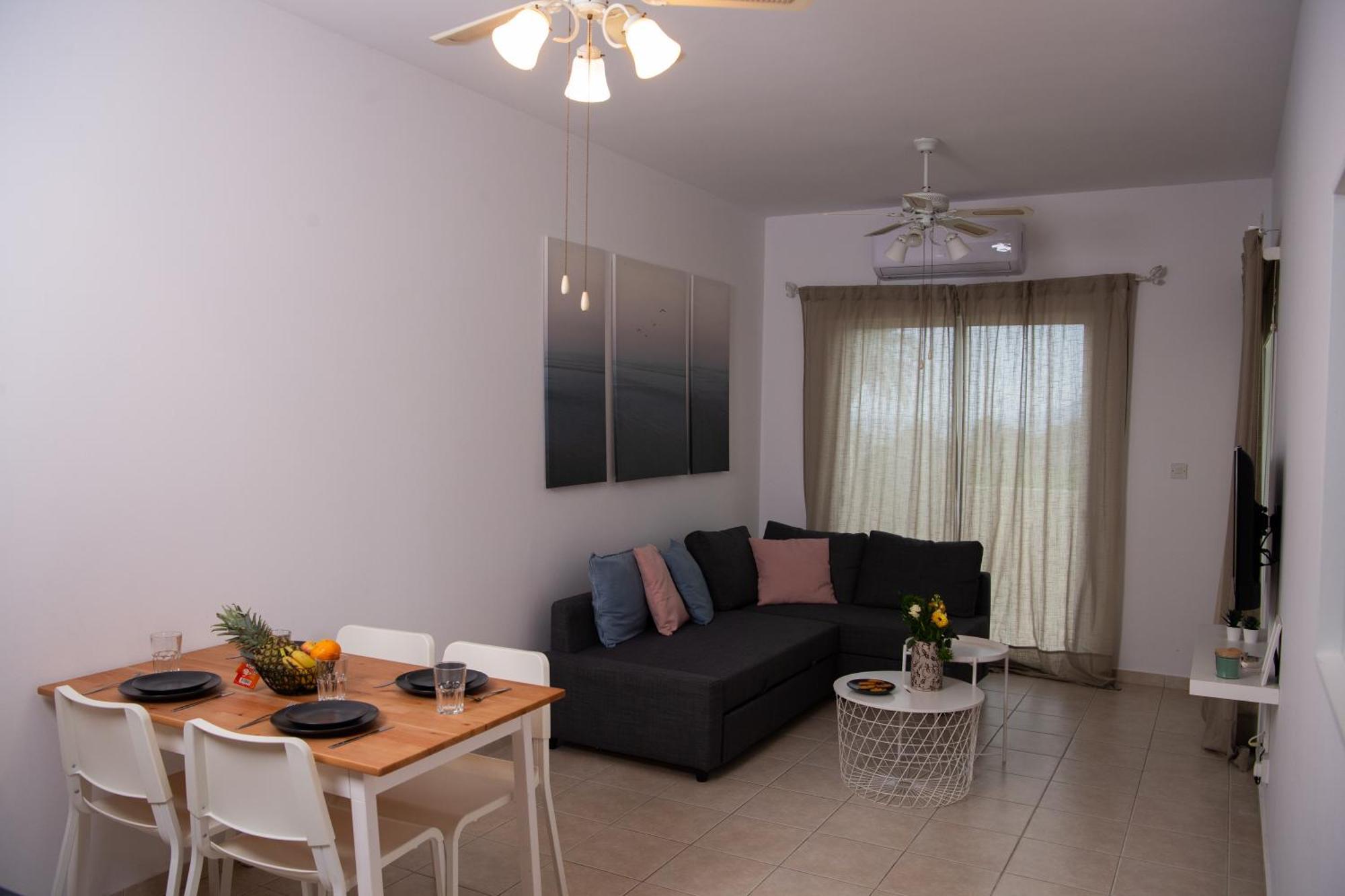 Path Latchi Beachfront Apartments מראה חיצוני תמונה
