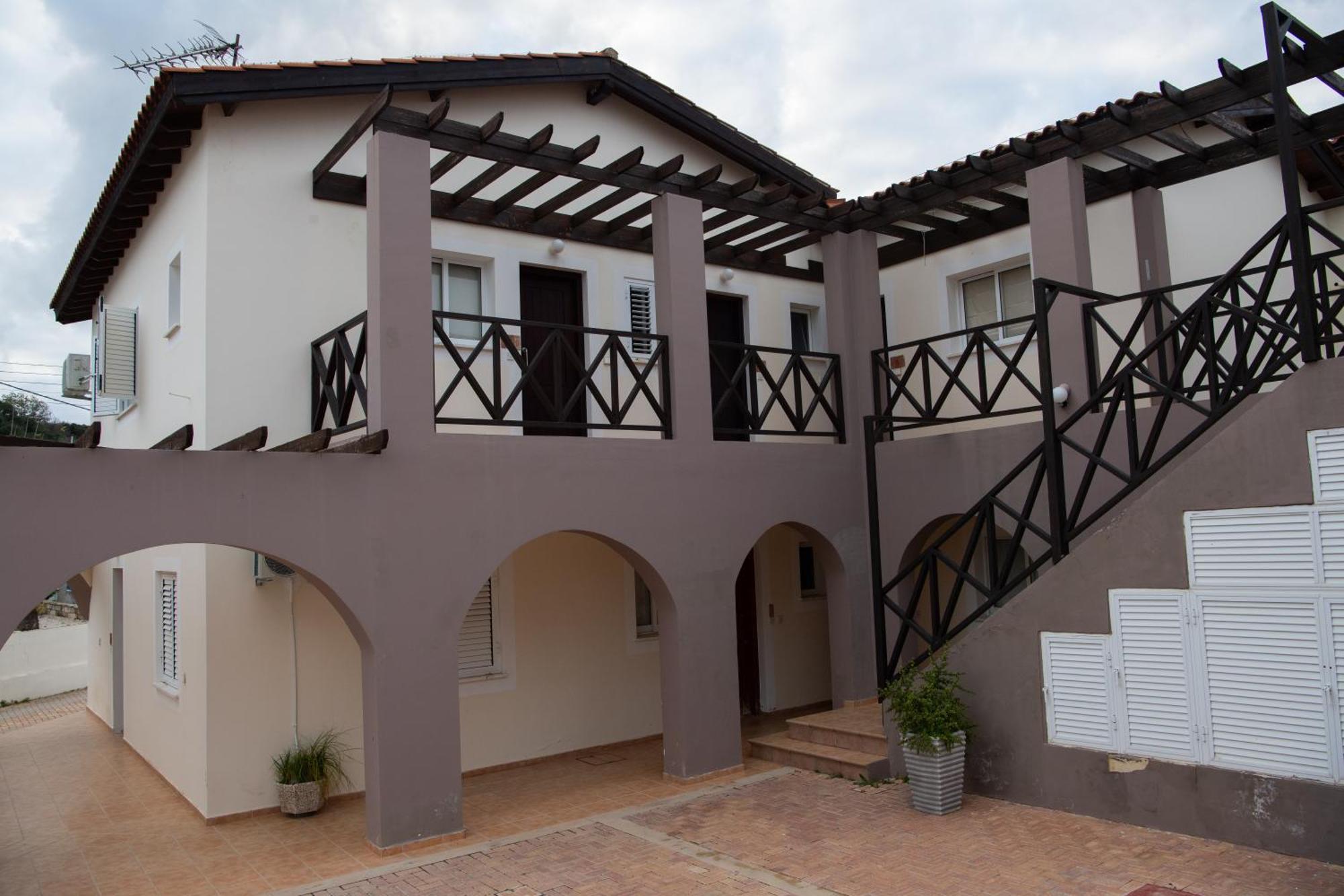 Path Latchi Beachfront Apartments מראה חיצוני תמונה