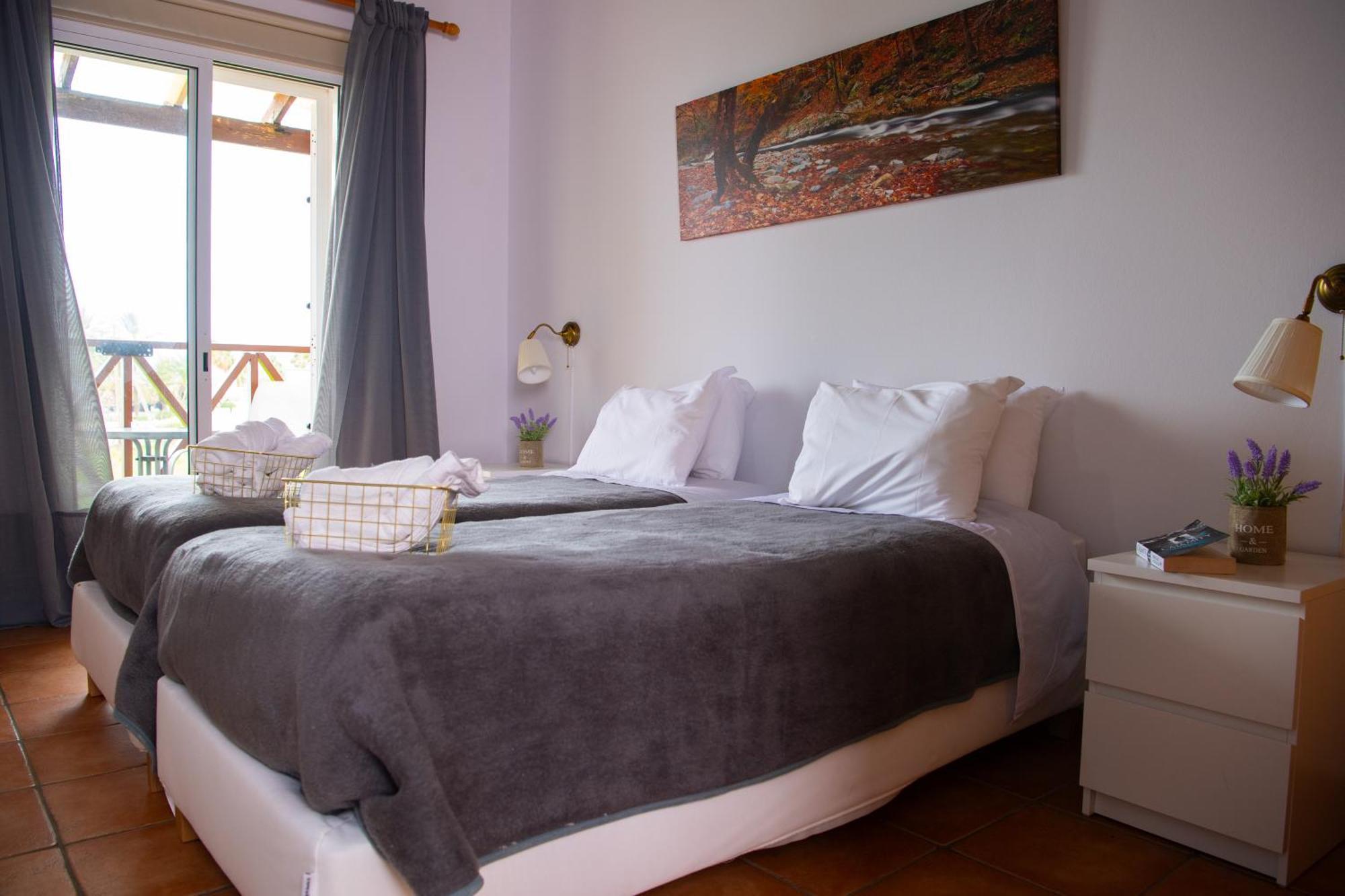 Path Latchi Beachfront Apartments מראה חיצוני תמונה
