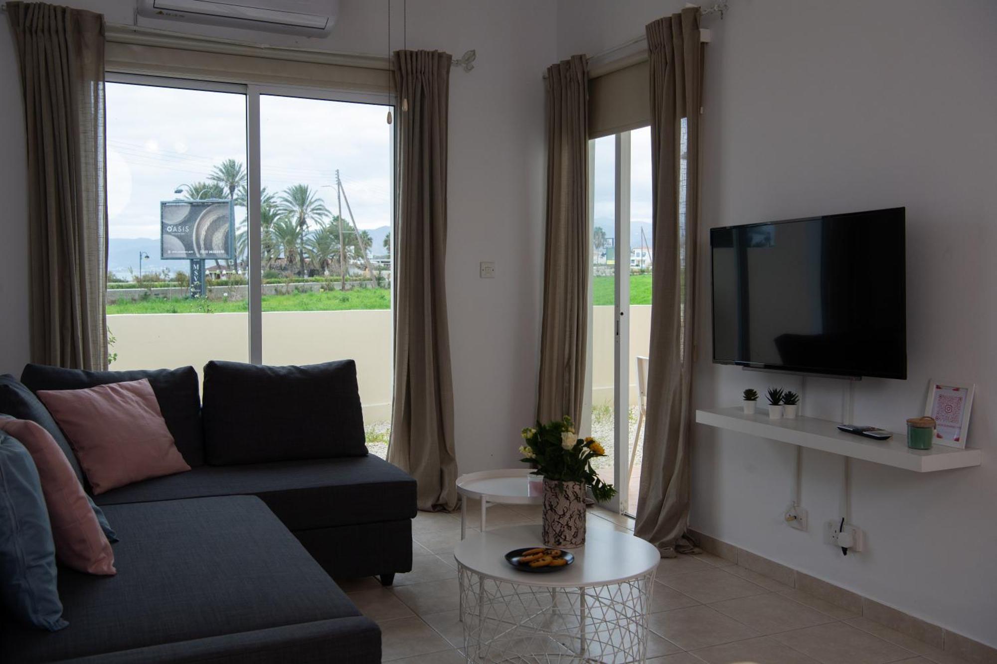 Path Latchi Beachfront Apartments מראה חיצוני תמונה