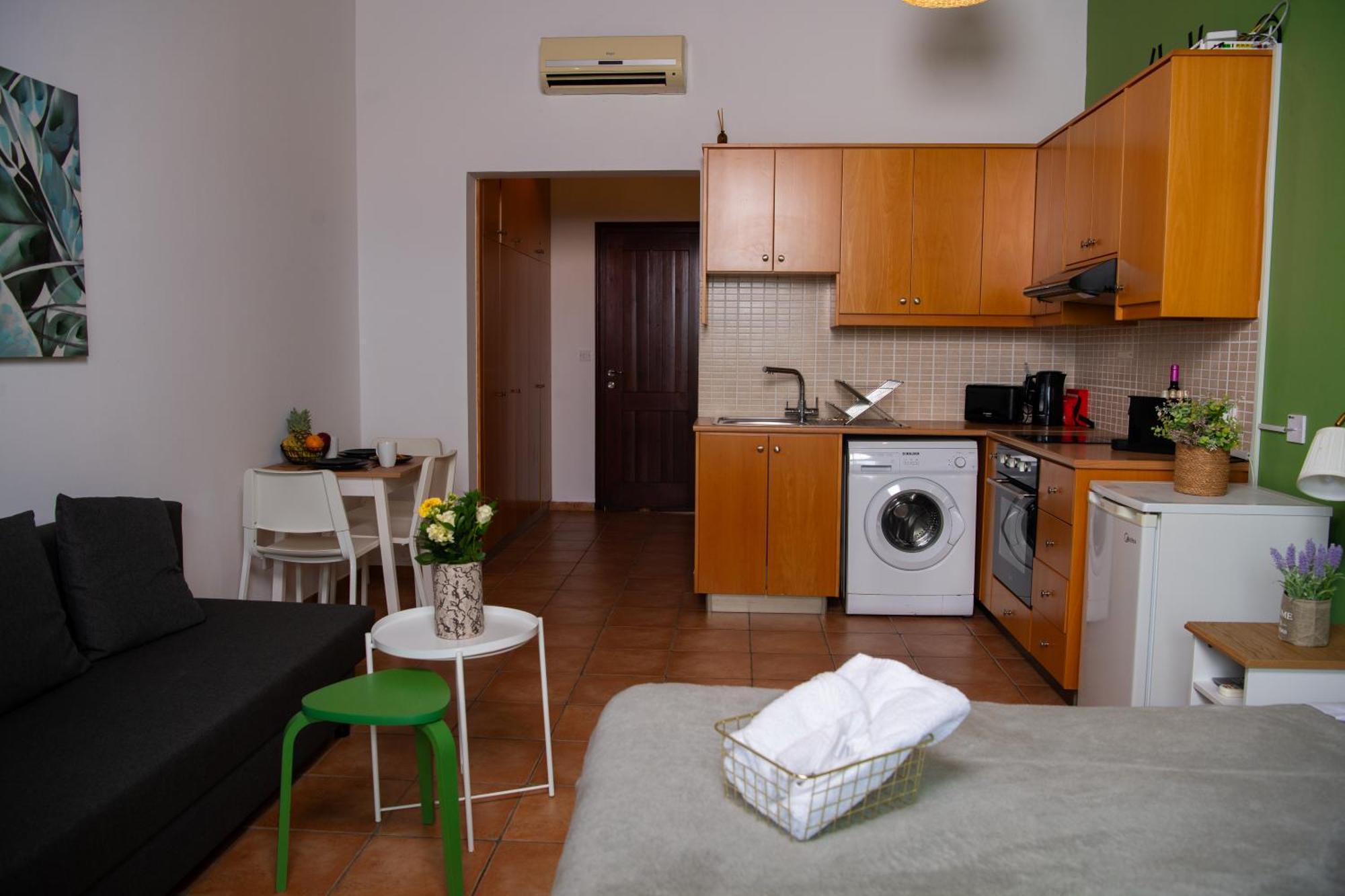 Path Latchi Beachfront Apartments מראה חיצוני תמונה
