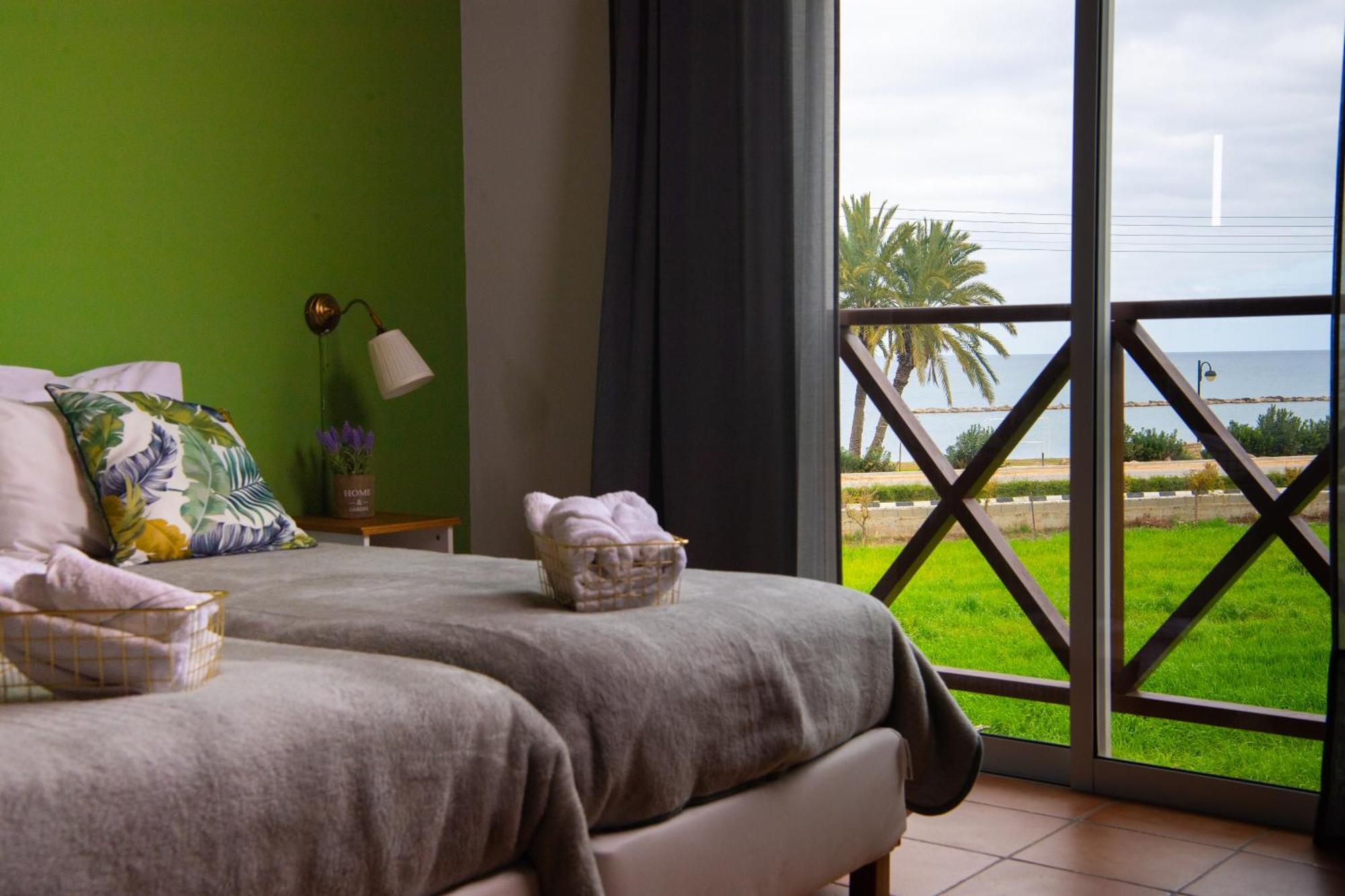 Path Latchi Beachfront Apartments מראה חיצוני תמונה