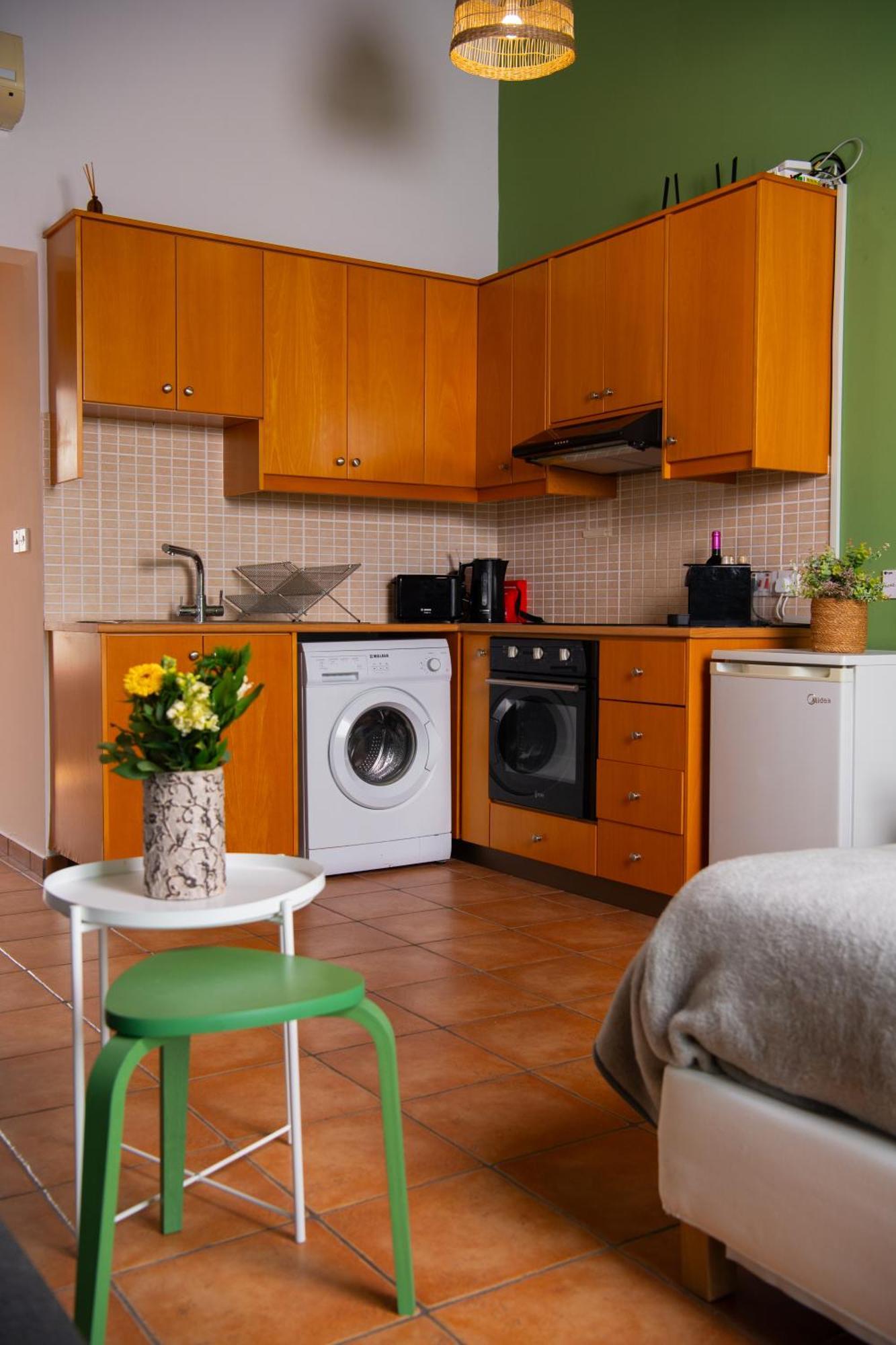 Path Latchi Beachfront Apartments מראה חיצוני תמונה