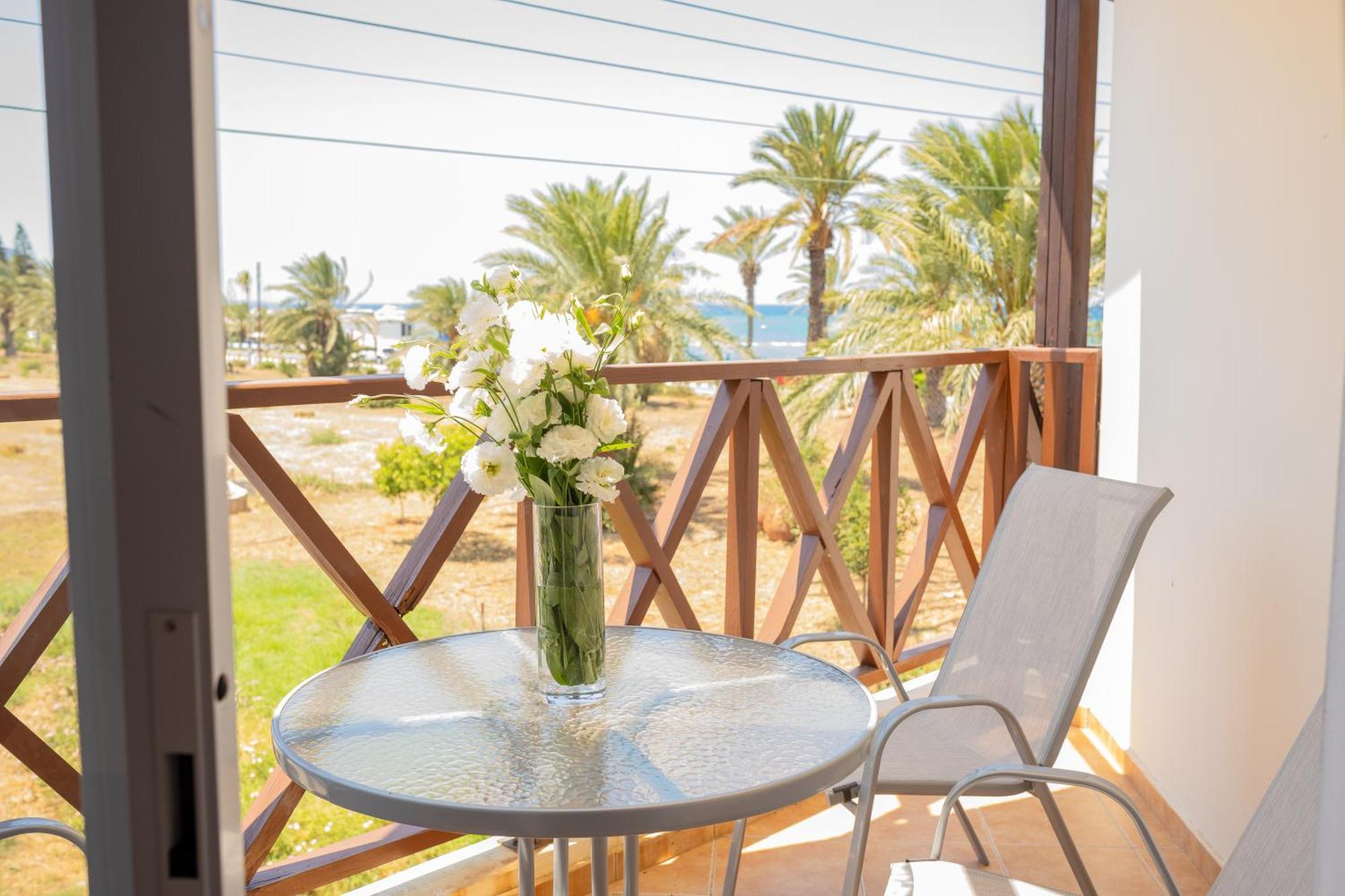 Path Latchi Beachfront Apartments מראה חיצוני תמונה