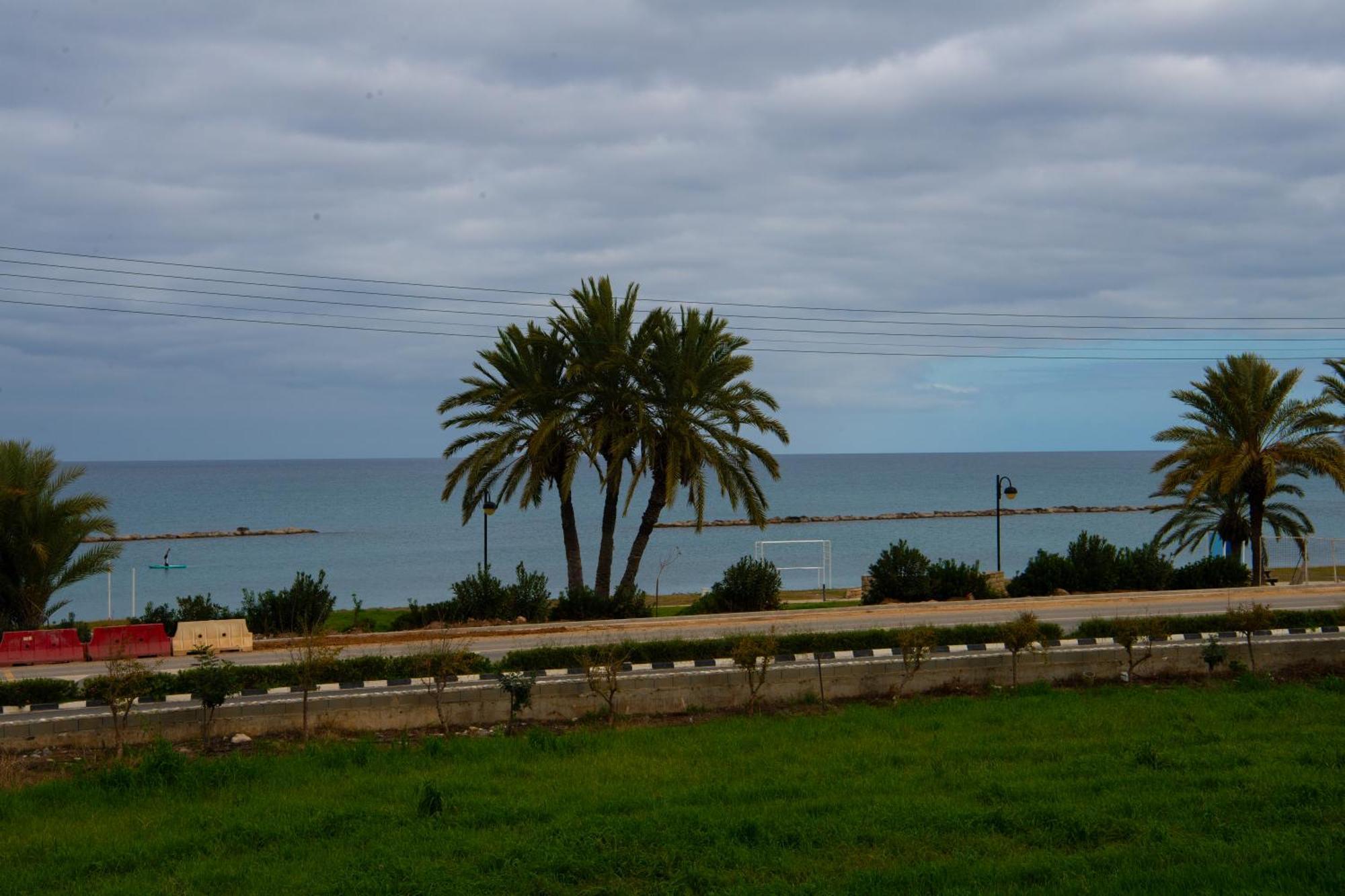 Path Latchi Beachfront Apartments מראה חיצוני תמונה