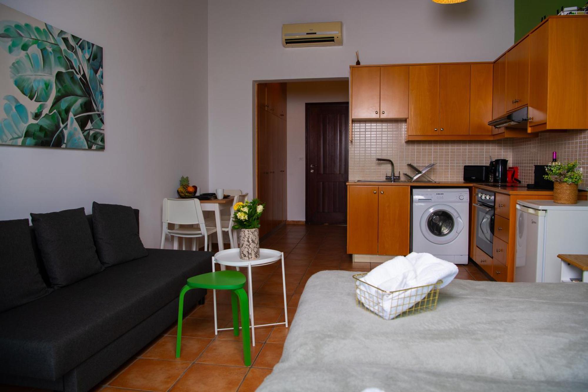 Path Latchi Beachfront Apartments מראה חיצוני תמונה