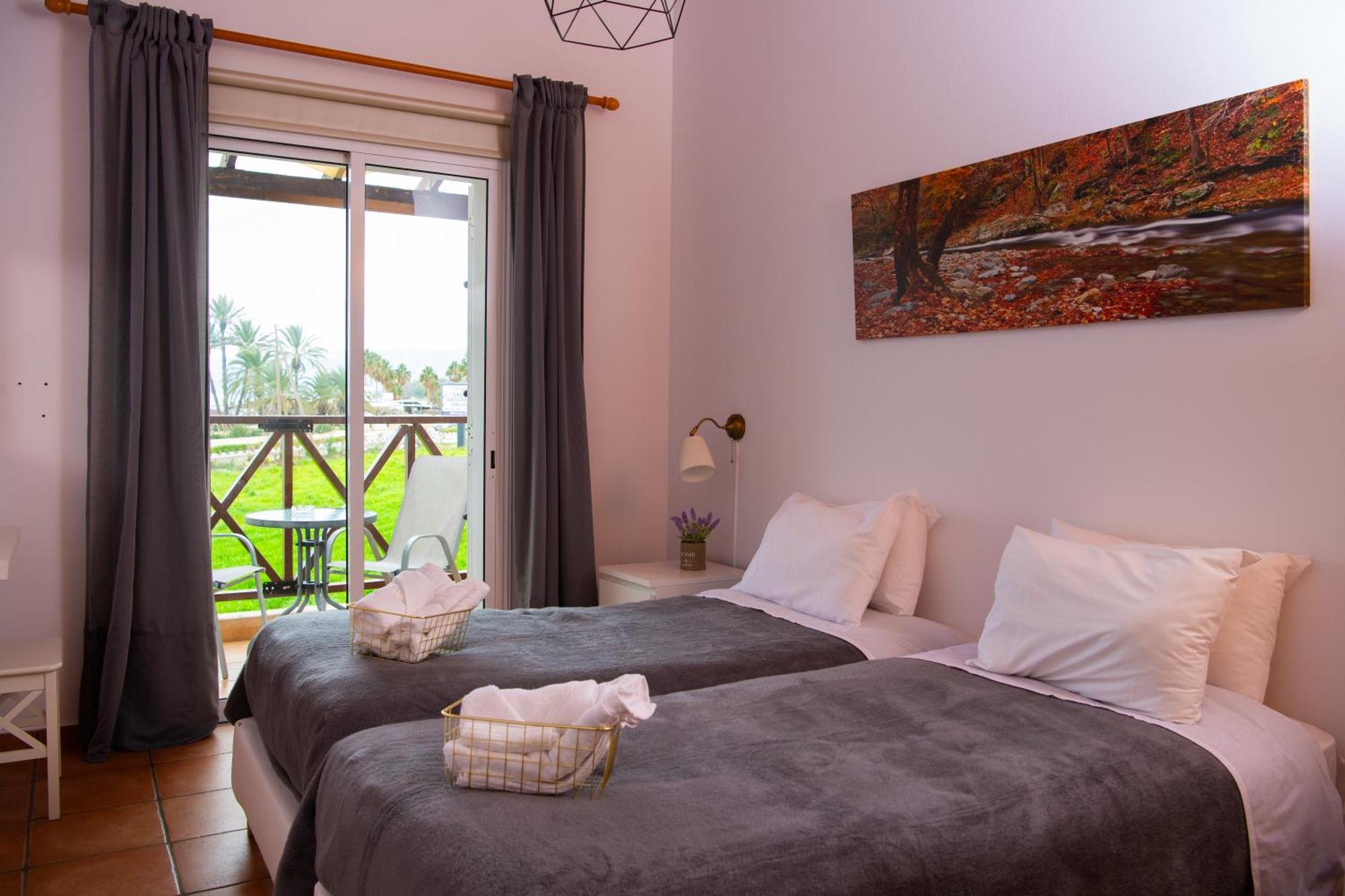 Path Latchi Beachfront Apartments מראה חיצוני תמונה