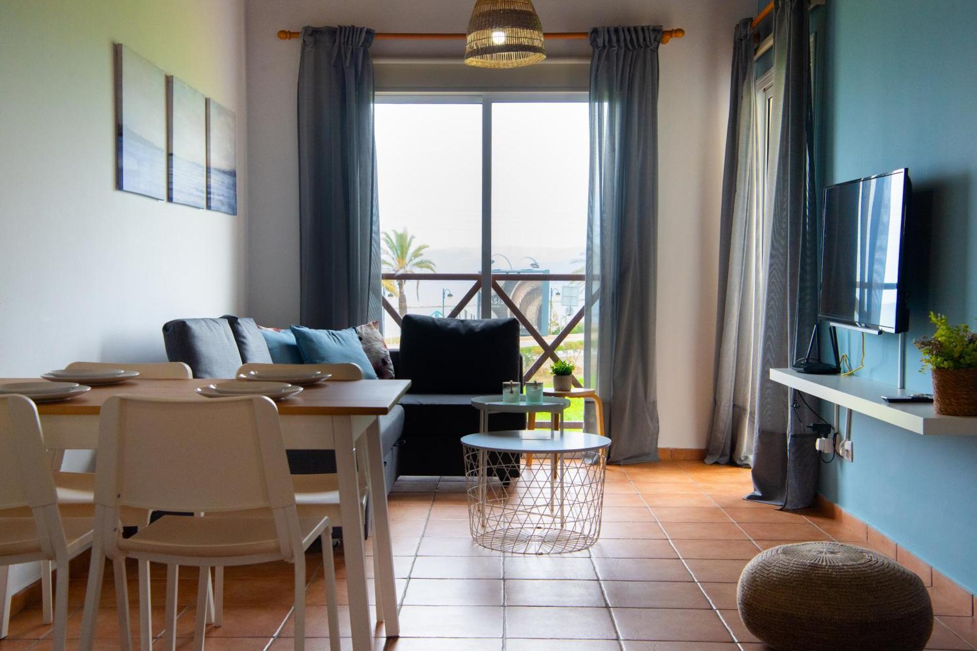 Path Latchi Beachfront Apartments מראה חיצוני תמונה